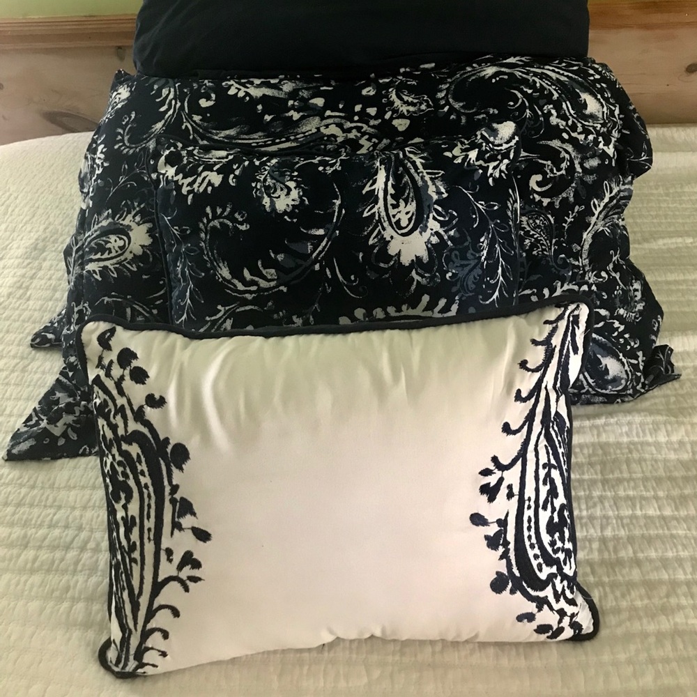 Brand New Full/Queen Comforter Set